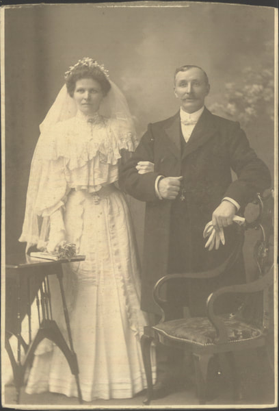 2008.40.6.12 Cabinet portrait of a Scottish bride and groom, 1900-1905