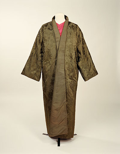 1954.966 Loose banyan or morning gown, dark green silk damask, 1760-80