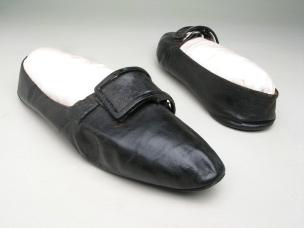 1954.982 Black kid leather shoes, made by Sakosky, 1780-1800